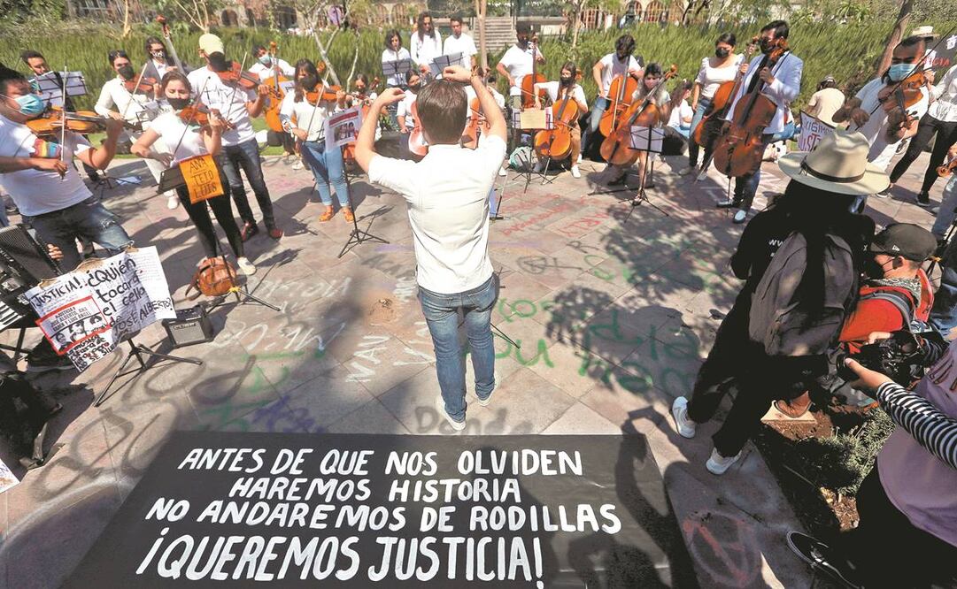 Amigos de José Alberto, quien tocaba el chelo, tocaron en su memoria. Foto: Carlos Zepeda/ El Universal.