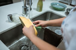 Para qué sirve lavar los trastes con jabón y bicarbonato de sodio