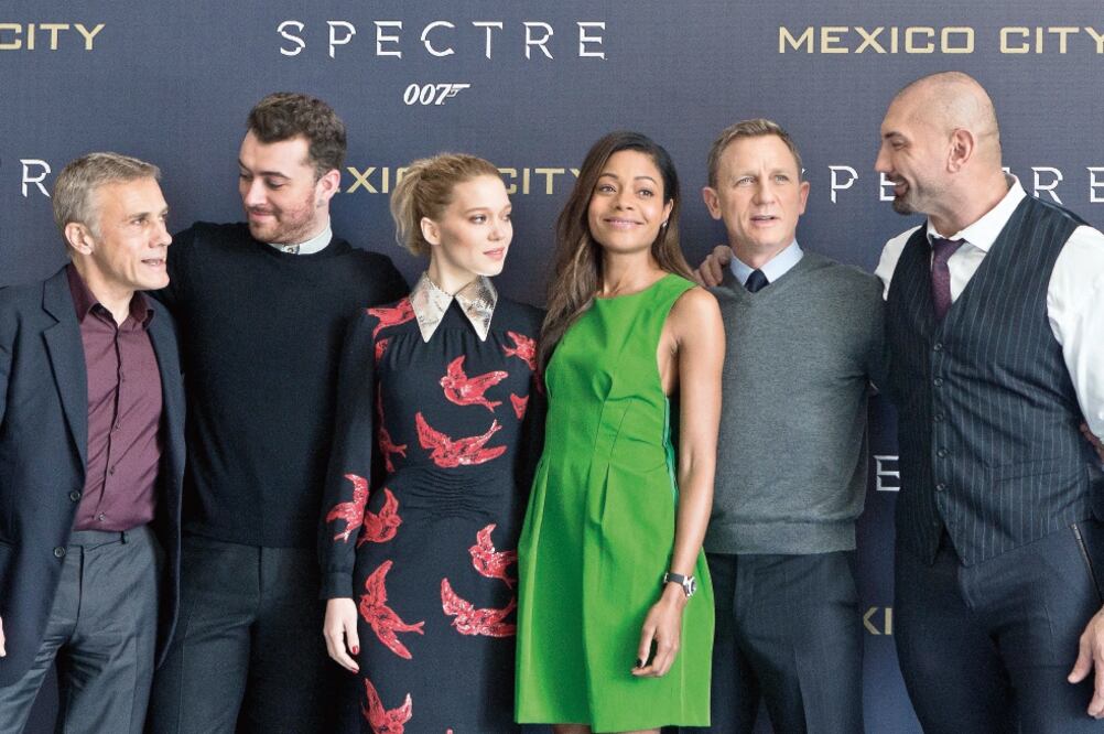 Christoph Waltz, Sam Smith, Lea Seydoux, Naomie Harris, Daniel Craig y Dave Bautista posaron durante su visita a México (ESTEBAN FELIX. AP)