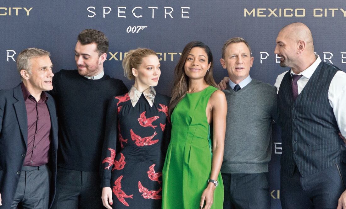 Christoph Waltz, Sam Smith, Lea Seydoux, Naomie Harris, Daniel Craig y Dave Bautista posaron durante su visita a México (ESTEBAN FELIX. AP)