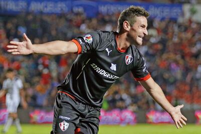 Atlas despluma a Gallos