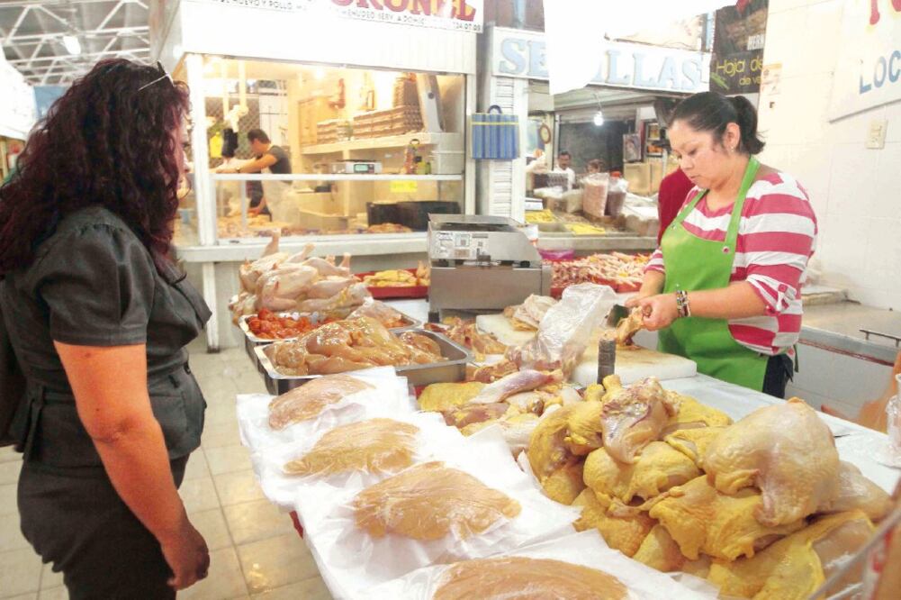 A pesar de la baja inflación, las familias aún mantienen ingresos precarios, pues en los últimos años los empleos generados son con salarios reducidos (ARCHIVO. EL UNIVERSAL)