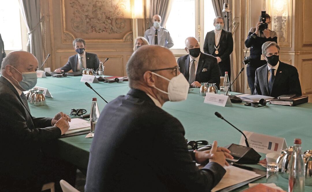 Jean-Yves Le Drian, ministro de Exteriores de Francia (izq.), y Antony Blinken, secretario de Estado de Estados Unidos (enfrente a la der.), el martes en París. Foto: Lewis Joly. AFP