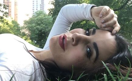 Martha Higareda se muestra en la cama sin maquillaje