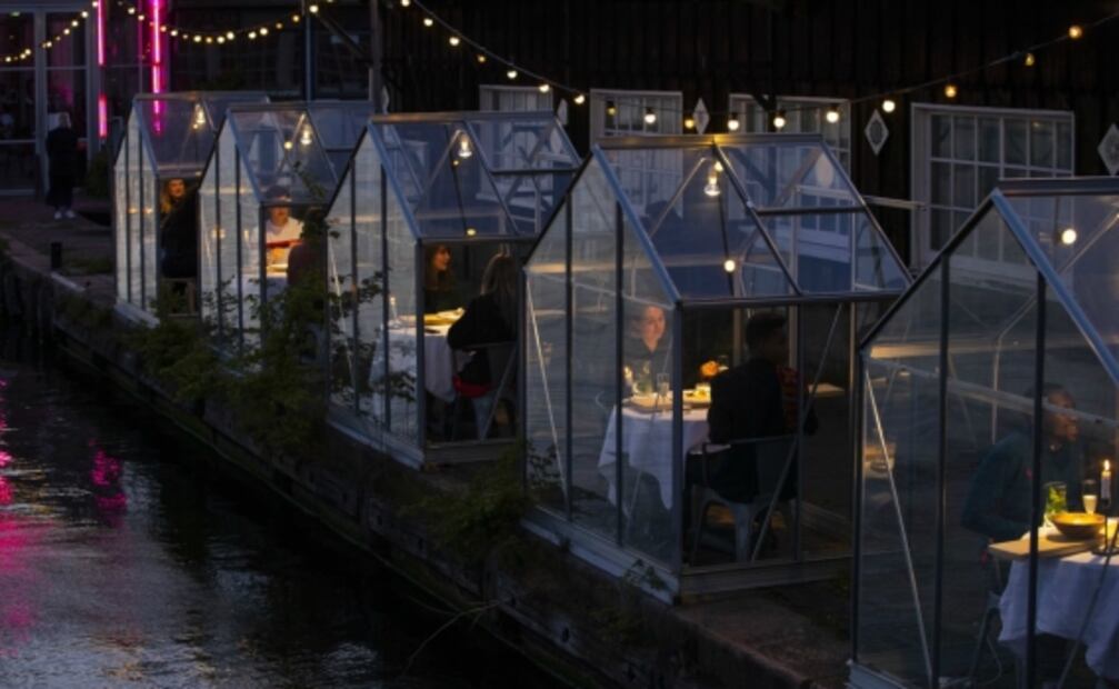 Restaurante europeo instala “cajas” de cristal para mantener la distancia