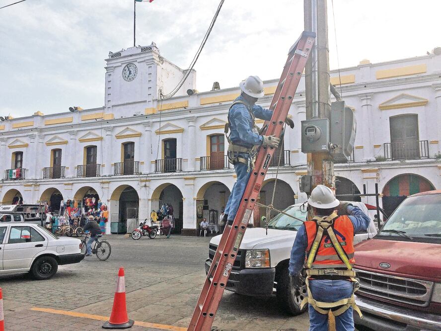 Tras el corte de luz de la CFE, el ayuntamiento de Juchitán argumentó que tiene una deuda de 40 mdp, por lo que ha solicitado innumerables prórrogas (ROSELIA CHACA. EL UNIVERSAL)