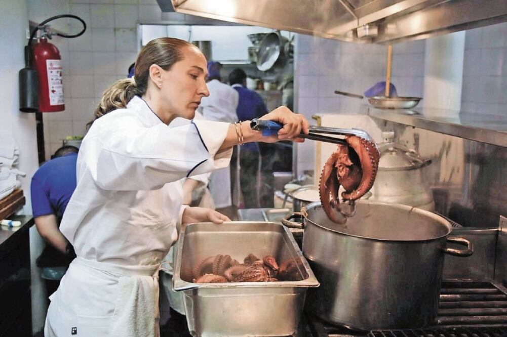 Retratan dos cocinas espejo, una en México y otra en Estados Unidos. Foto: CORTESÍA