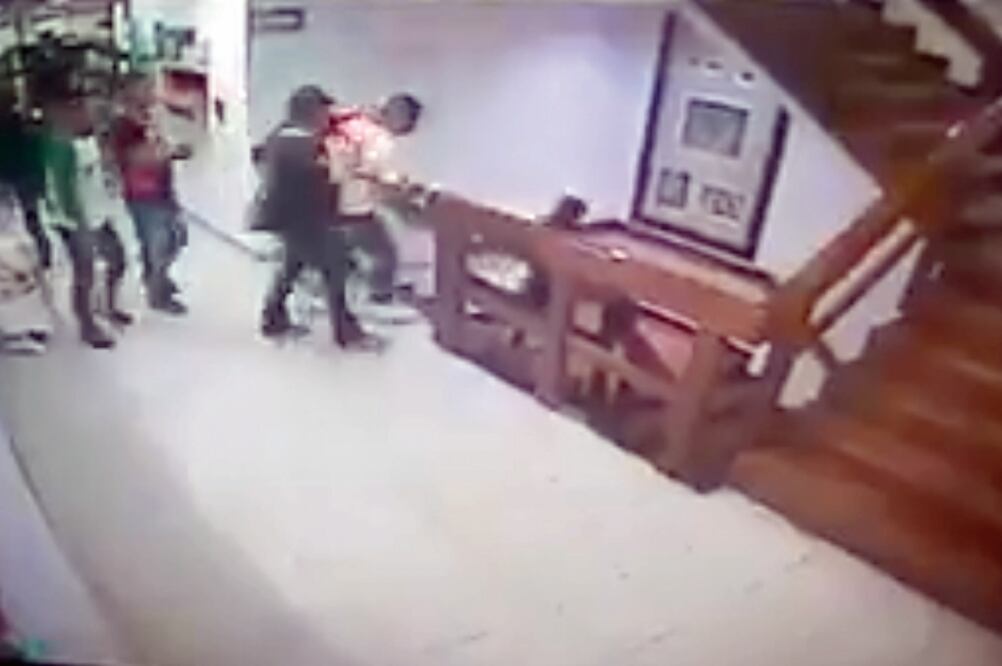 Momento en que el presunto secuestrador de nombre Luis Alberto “N” intenta arrojarse por el cubo de una escalera en la SEIDO (TOMADA DE VIDEO DE LA SEIDO)
