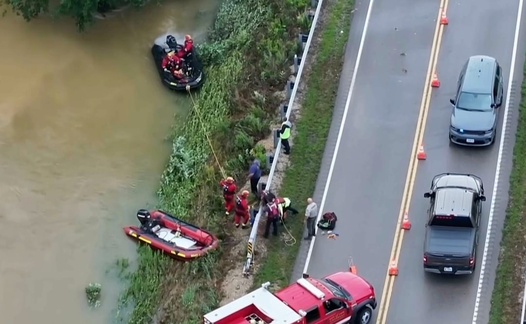 Elementos de rescate recorren las zonas inundadas de Missouri para auxiliar a personas atrapadas tras las intensas lluvias que afectaron al estado. Foto: AP