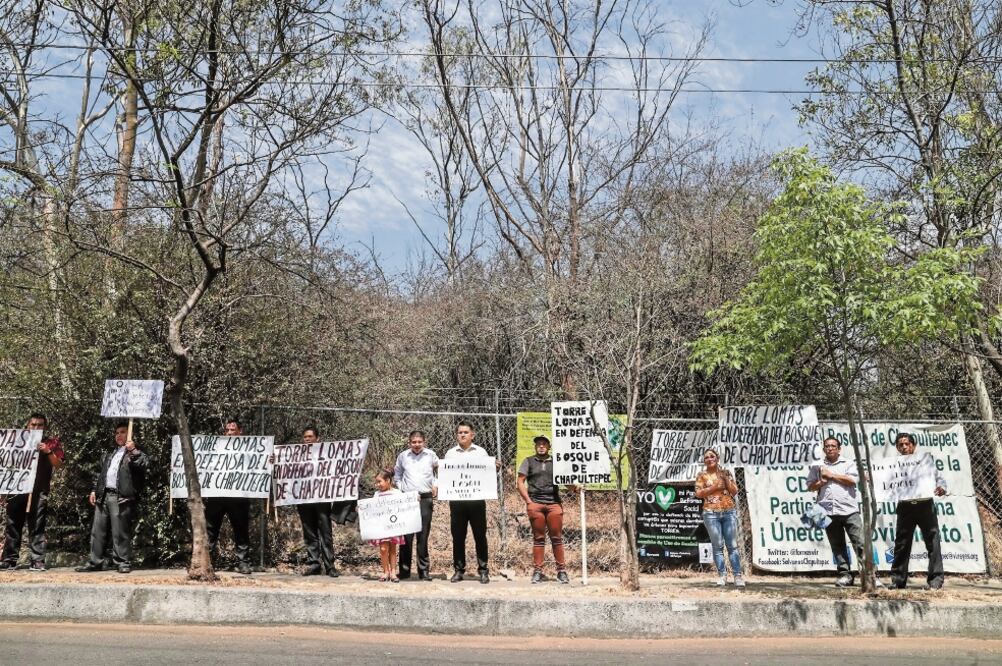 Víctor Hugo Romo, alcalde en Miguel Hidalgo, y vecinos de la demarcación armaron un frente de defensa del predio. / DIEGO SIMÓN SÁNCHEZ. EL UNIVERSAL