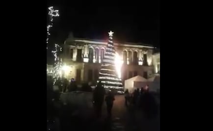 Árbol de Navidad se incendia en el centro de Zacatecas
