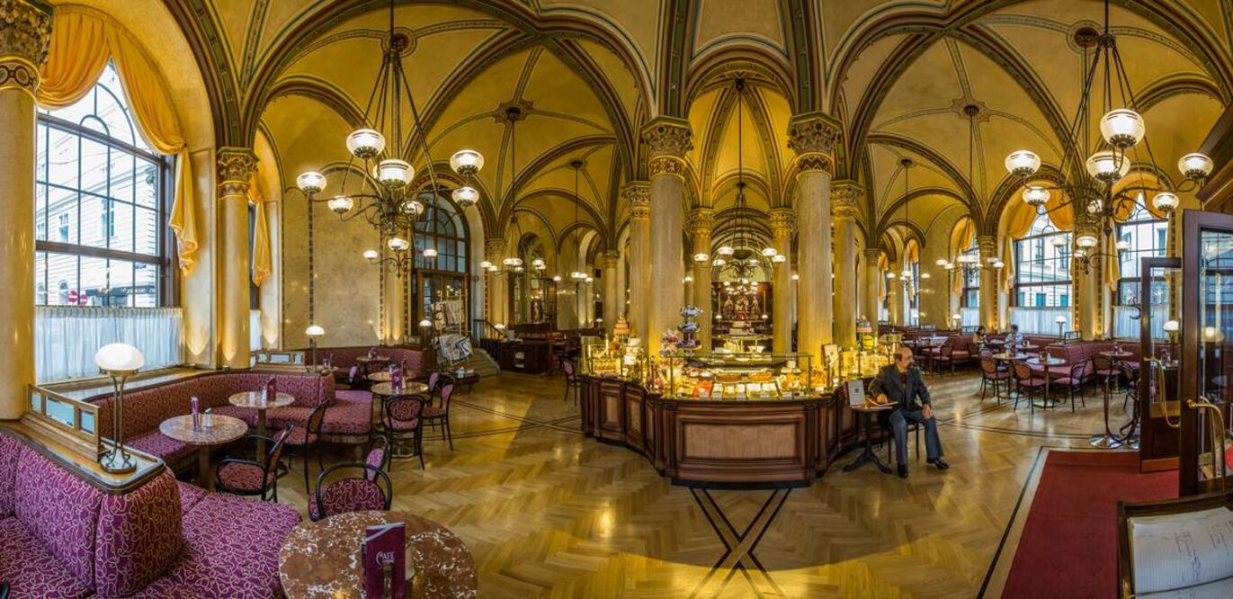 Café Central. Se renovó, pero conserva ese estilo con el que abrió en 1876. Foto: Palais Events Veranstaltungen GmbH