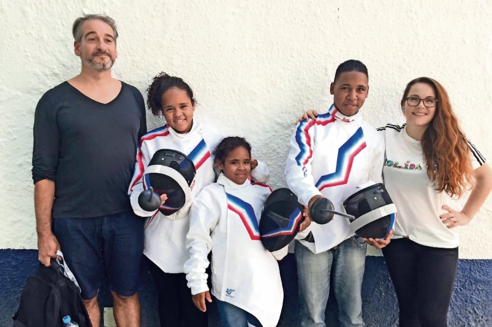 Jonathan Gonçalves Du Santos tiene 12 años (cuarto de izq. a der.), una hermana melliza, Ana Beatrix (segunda de izq. a der.), y otra que se llama Isabela, que tiene 8 años (JAVIER SINAY. EL UNIVERSAL)