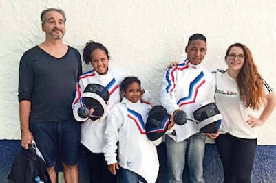 Francia lleva la esgrima a favela de Río de Janeiro