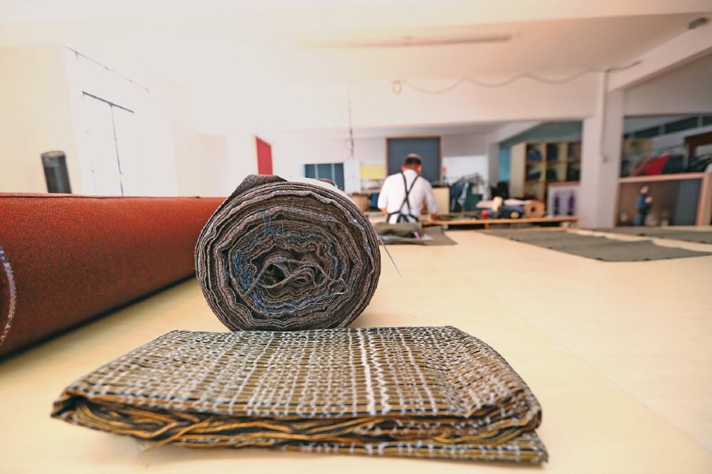 La marca de Carla Fernández nació hace 17 años inspirada en la riqueza de la tradición textil en México. Ha creado una red de trabajo con artesanos (FOTOS: ALEJANDRO ACOSTA. EL UNIVERSAL)