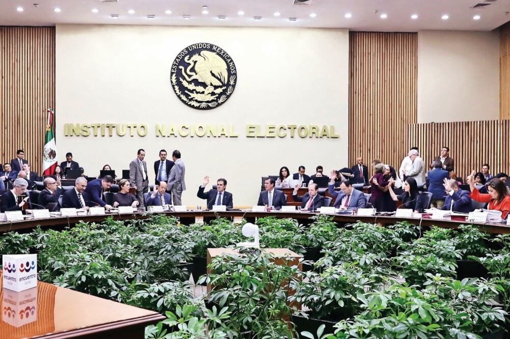 Los consejeros del INE aprobaron la participación de dos moderadores y 42 ciudadanos para hacer preguntas en el debate (ARCHIVO EL UNIVERSAL)