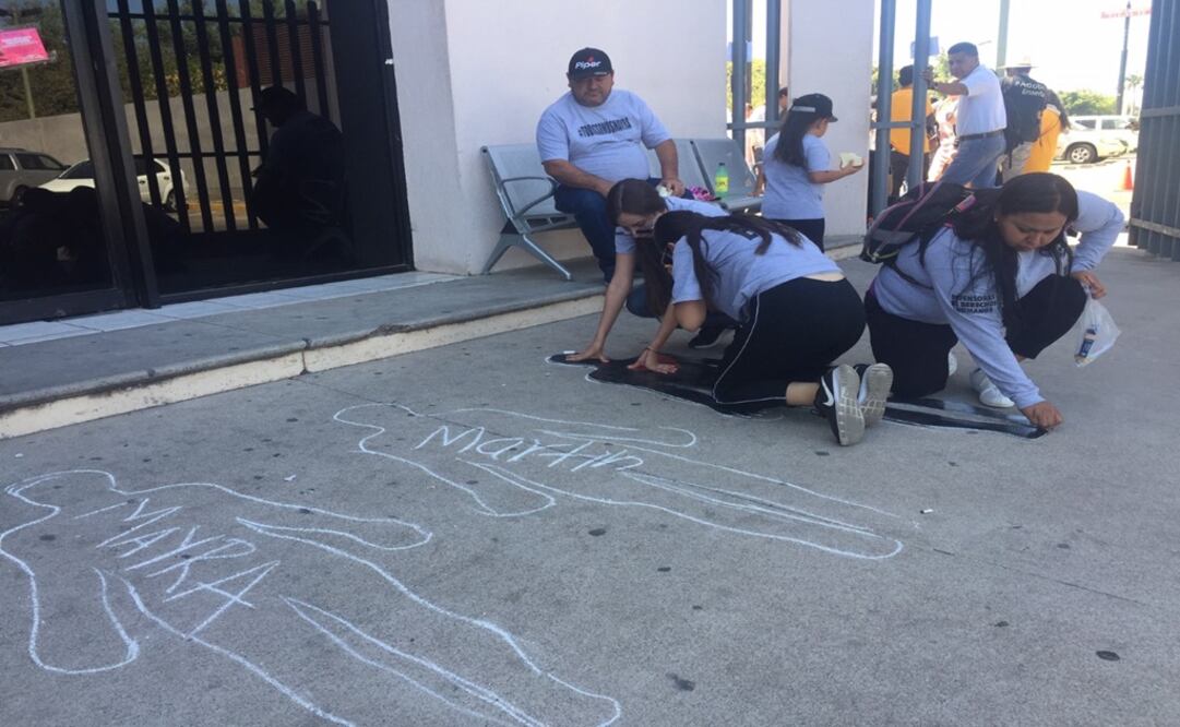 Las siluetas de hijos, esposos y hermanos desaparecidos fueron dibujadas en el piso de la Fiscalía General del Estado de Sinaloa. Foto: Javier Cabrera 