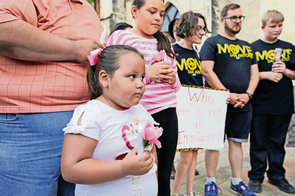 En la iglesia de San Fernando se realizó una vigilia por quienes murieron dentro de un camión en San Antonio, Texas (ERIC GAY. AP)