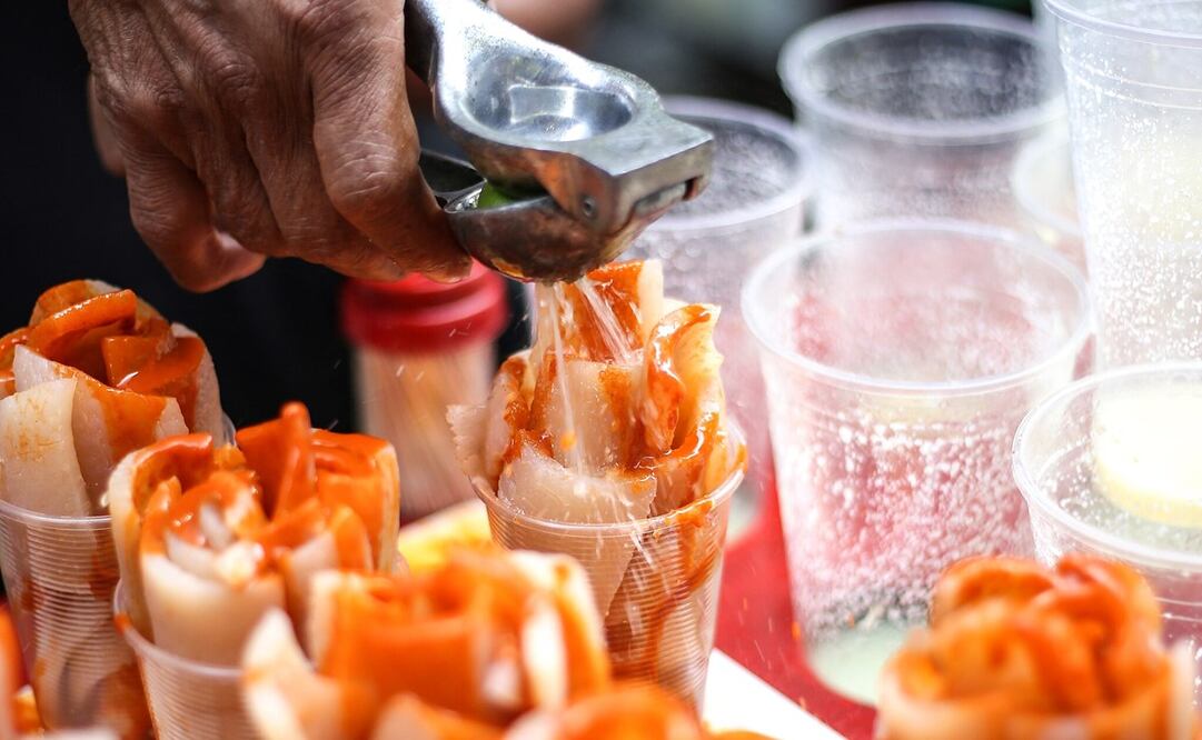 Los cueritos de cerdo se acompañan con chile y limón. Foto: Wikimedia Commons