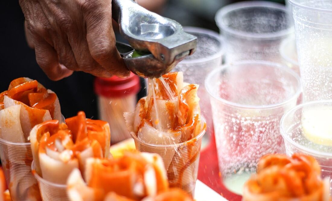 Los cueritos de cerdo se acompañan con chile y limón. Foto: Wikimedia Commons