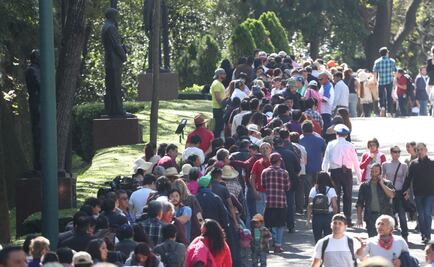 Con sillas plegables, sombrillas y hasta carriolas, familias esperan para conocer Los Pinos