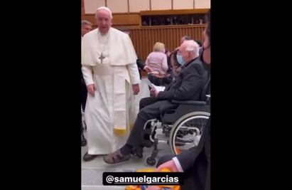 Samuel García y Mariana Rodríguez entregan al Papa Francisco carta y una playera de Tigres