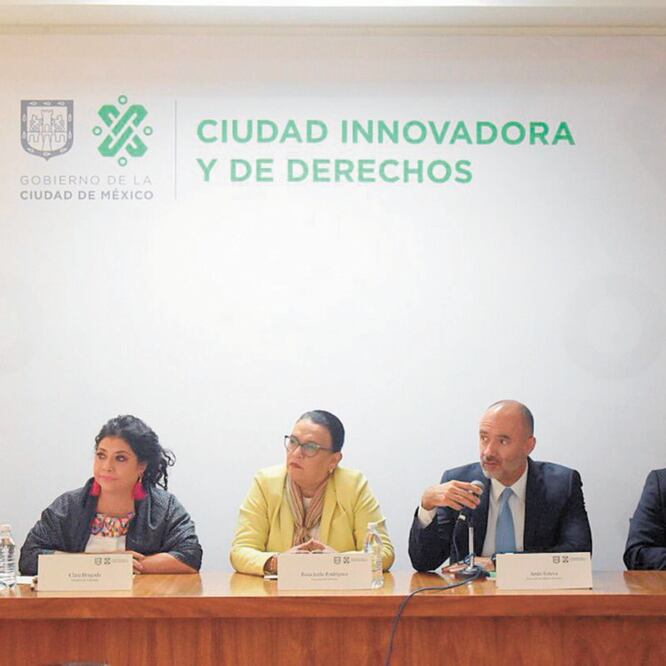 La alcaldesa de Iztapalapa, Clara Brugada (primera de izq. a der.), y la secretaria de Gobierno, Rosa Icela Rodríguez (centro), adelantaron que 844 viviendas de Santa Cruz Meyehualco, afectadas por el 19S, serán rehabilitadas. CORTESÍA