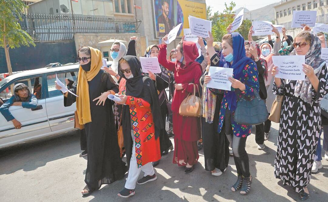 El 2 de septiembre, las mujeres protestaron en Herat, luego las acciones se han dado en Kabul. FOTO: HOSHANG HASHIMI/ AFP