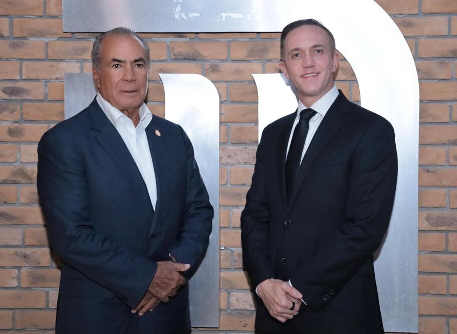 El líder del Sindicato del STC, Fernando Espino, da la bienvenida a Adrián Rubalcava como nuevo director del Metro. (Foto: especial)