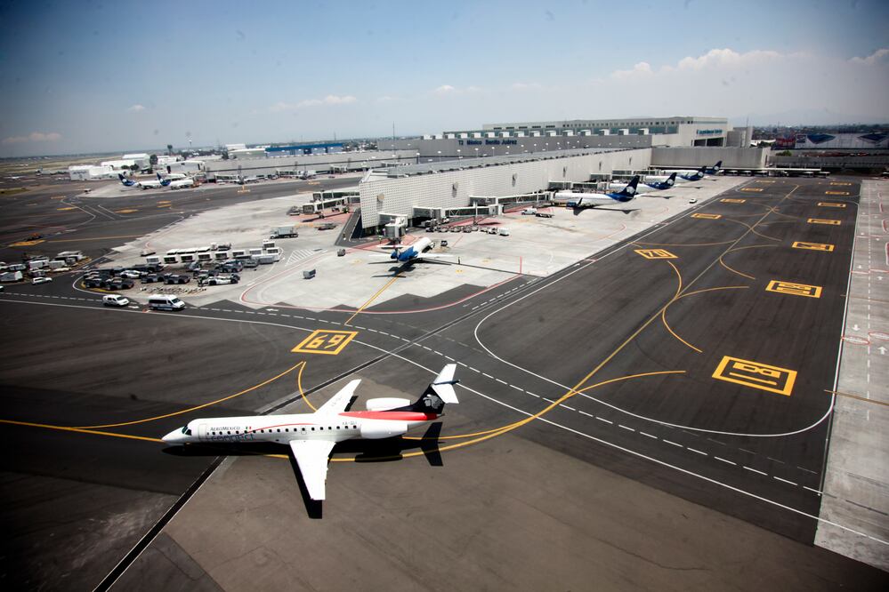 Las aerolíneas nacionales y extranjeras reprogramaron con anticipación sus itinerarios de vuelo. (Foto: Archivo El Universal)