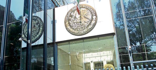 Detiene EU a seis prófugos y los deporta