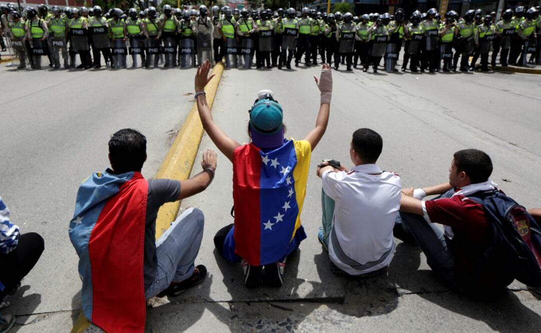 Miles de opositores venezolanos marcharon hoy en al menos 15 estados del país hacia los tribunales de cada entidad para exigir respeto a la Constitución