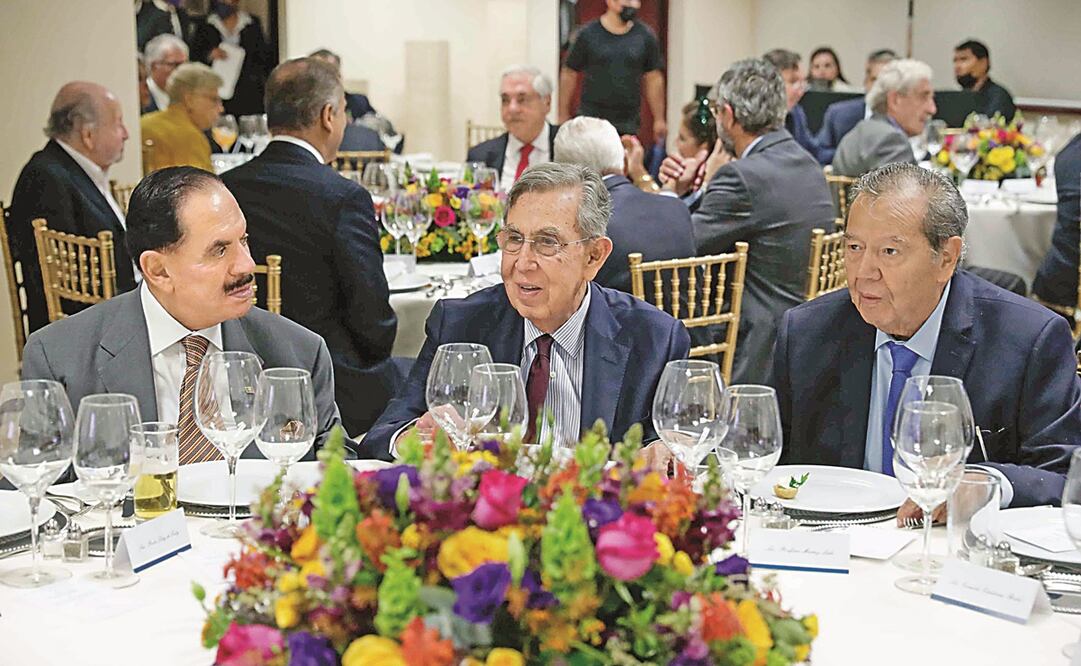 El Licenciado Juan Francisco Ealy Ortiz, Cuauhtémoc Cárdenas Solórzano y Porfirio Muñoz Ledo durante la comida que le ofreció EL UNIVERSAL al ingeniero civil.