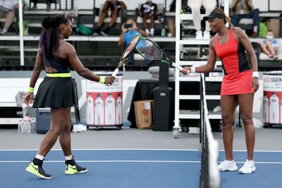 Serena Williams derrota a Venus en partidazo