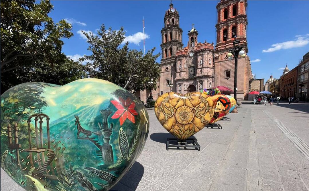 Las pinturas de los corazones están hechas por artistas potosinos. Foto: Humberto Torres / EL UNIVERSAL