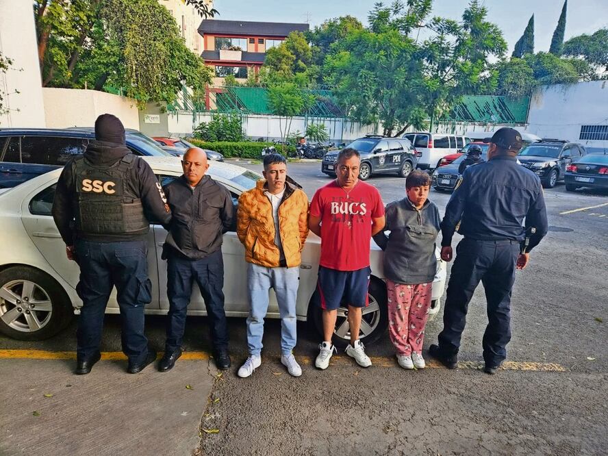 Tras el operativo, policías capitalinos detuvieron a cuatro personas que portaban armas largas y cortas, así como un paquete con aparente droga.