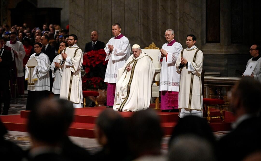 Papa Francisco preside la Misa de Nochebuena en la Basílica de San Pedro. Foto: EFE