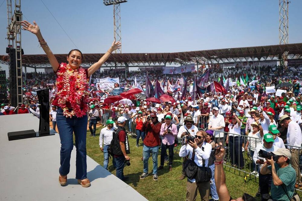 Claudia Sheinbaum con trabajadores petroleros. Foto: Diego Simón