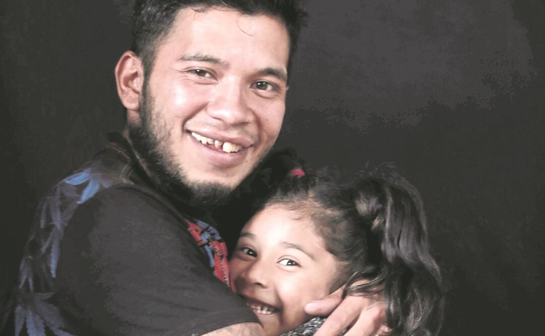 Ricardo, de 27 años, quien hace acrobacias en estaciones del Metro, obtuvo hace seis meses la custodia de su hija Joselin, de cinco años. (ALEJANDRA LEYVA. EL UNIVERSAL)