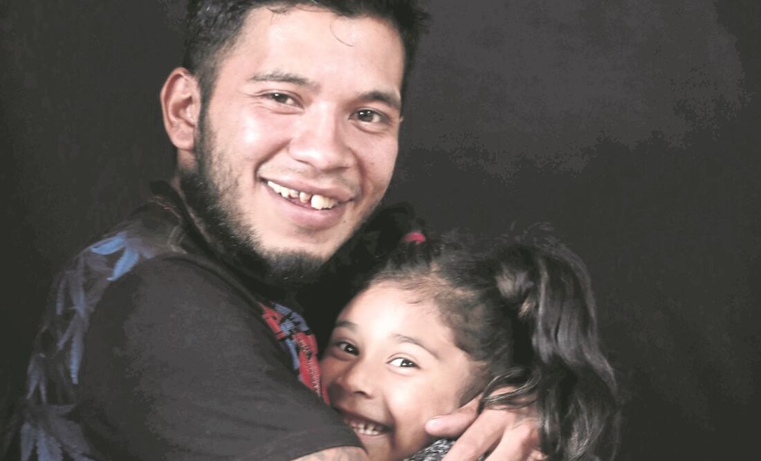 Ricardo, de 27 años, quien hace acrobacias en estaciones del Metro, obtuvo hace seis meses la custodia de su hija Joselin, de cinco años. (ALEJANDRA LEYVA. EL UNIVERSAL)