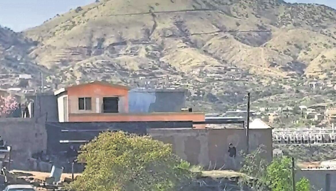 Personal de Servicios Periciales y agentes de la AMIC siguen con el procesamiento de la casa abandonada en busca de más datos de prueba. Foto: ESPECIAL