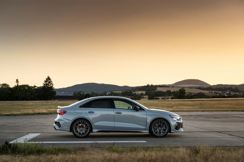 La pintura perlada es más profunda y con ligeros cambios de tono.