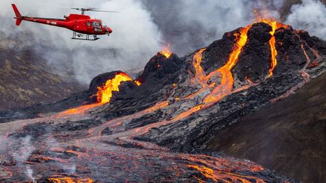 Las impresionantes fotos de ríos de lava por la erupción de un volcán en Islandia