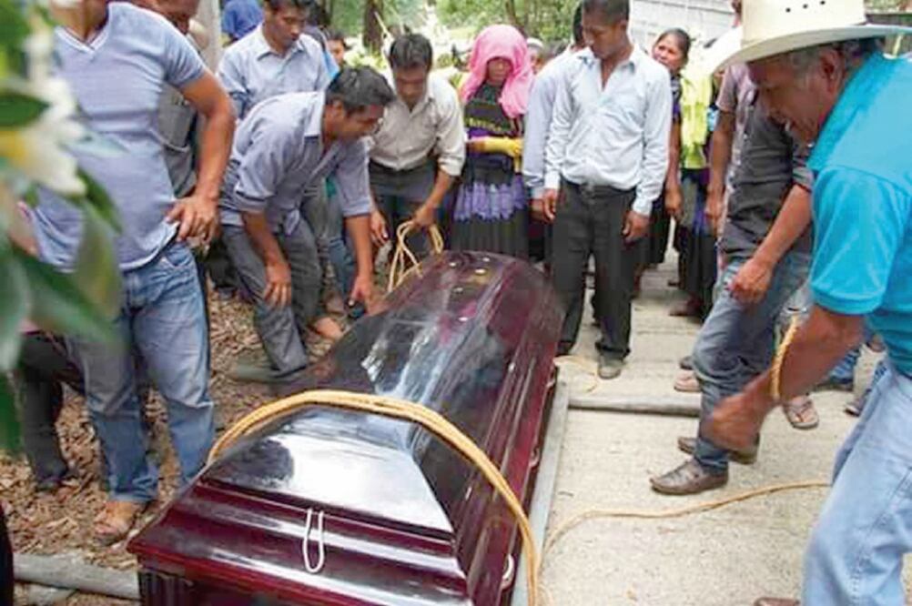 Familiares y amigos de Guadalupe Cruz Hernández asistieron al sepelio del indígena que murió a causa del enfrentamiento del pasado jueves (ESPECIAL)