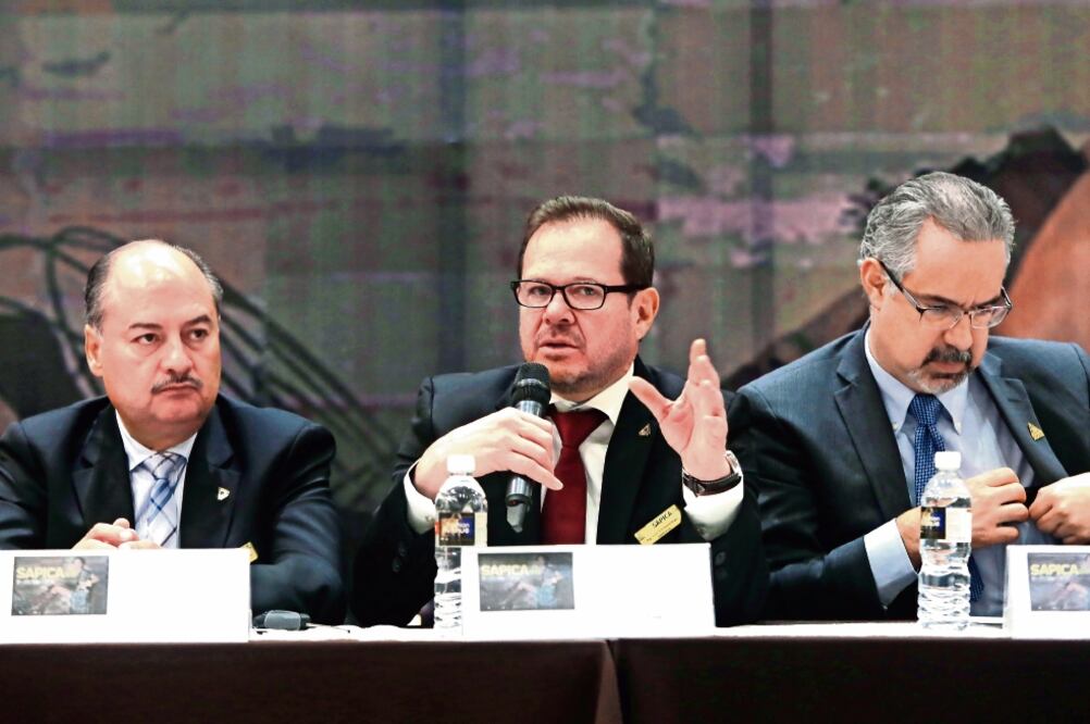 Javier Plascencia Reyes (c), presidente de la CICEG, sugirió más leyes en materia aduanera para reforzar parte del decreto de 2014 para frenar el calzado subvaluado (CORTESÍA)