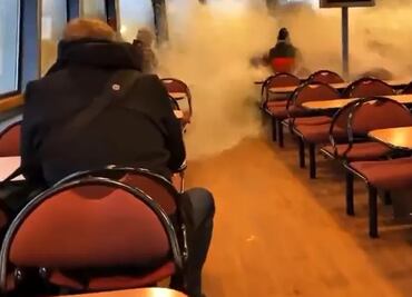 Captan el aterrador impacto de una ola gigante contra un ferry con pasajeros en Alemania