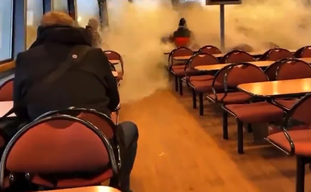 El momento del impacto de la ola que destrozó los vidrios de un ferry en Hamburgo. Foto: Captura de video