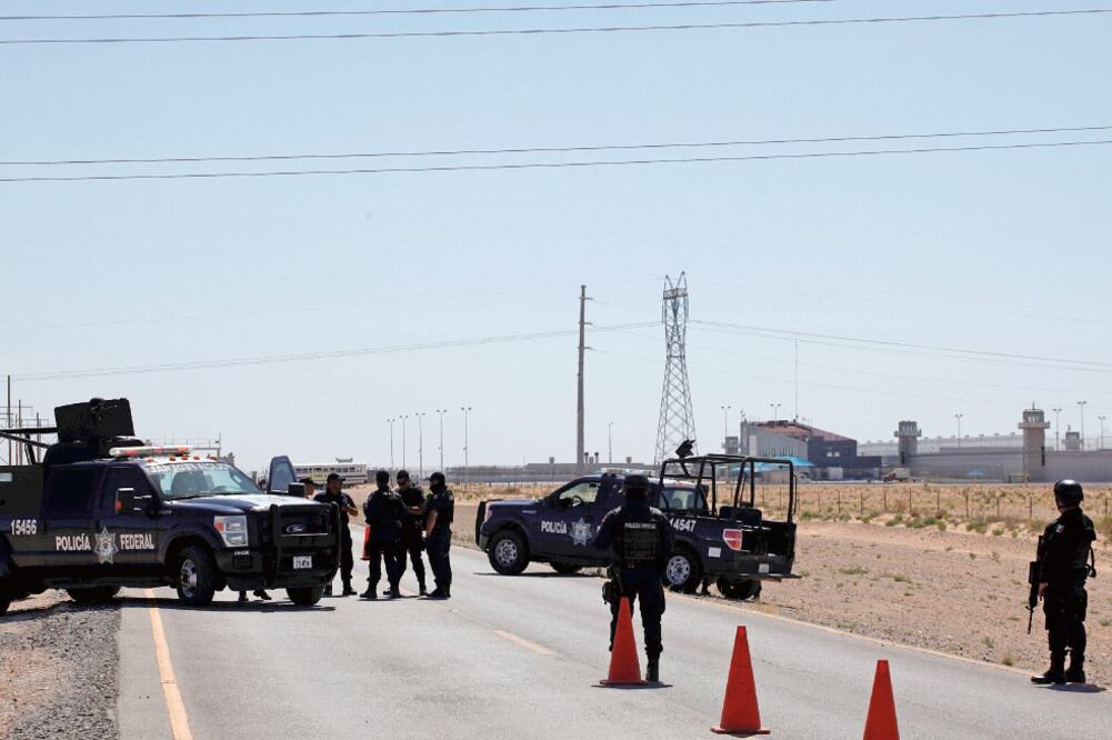 Al exterior del Cefereso 9 se asignaron elementos militares y federales para detectar cualquier movimiento inusual que se pueda presentar en la zona (JOSÉ LUIS GONZÁLEZ. REUTERS)