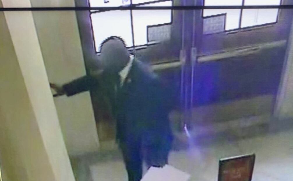 El representante demócrata Jamaal Bowman al parecer activando la alarma de incendios. Foto: especial