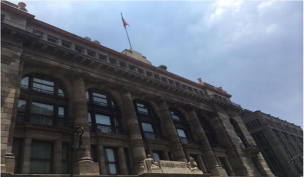 Izan banderas a media asta en edificios del Zócalo por muertos a causa de Covid